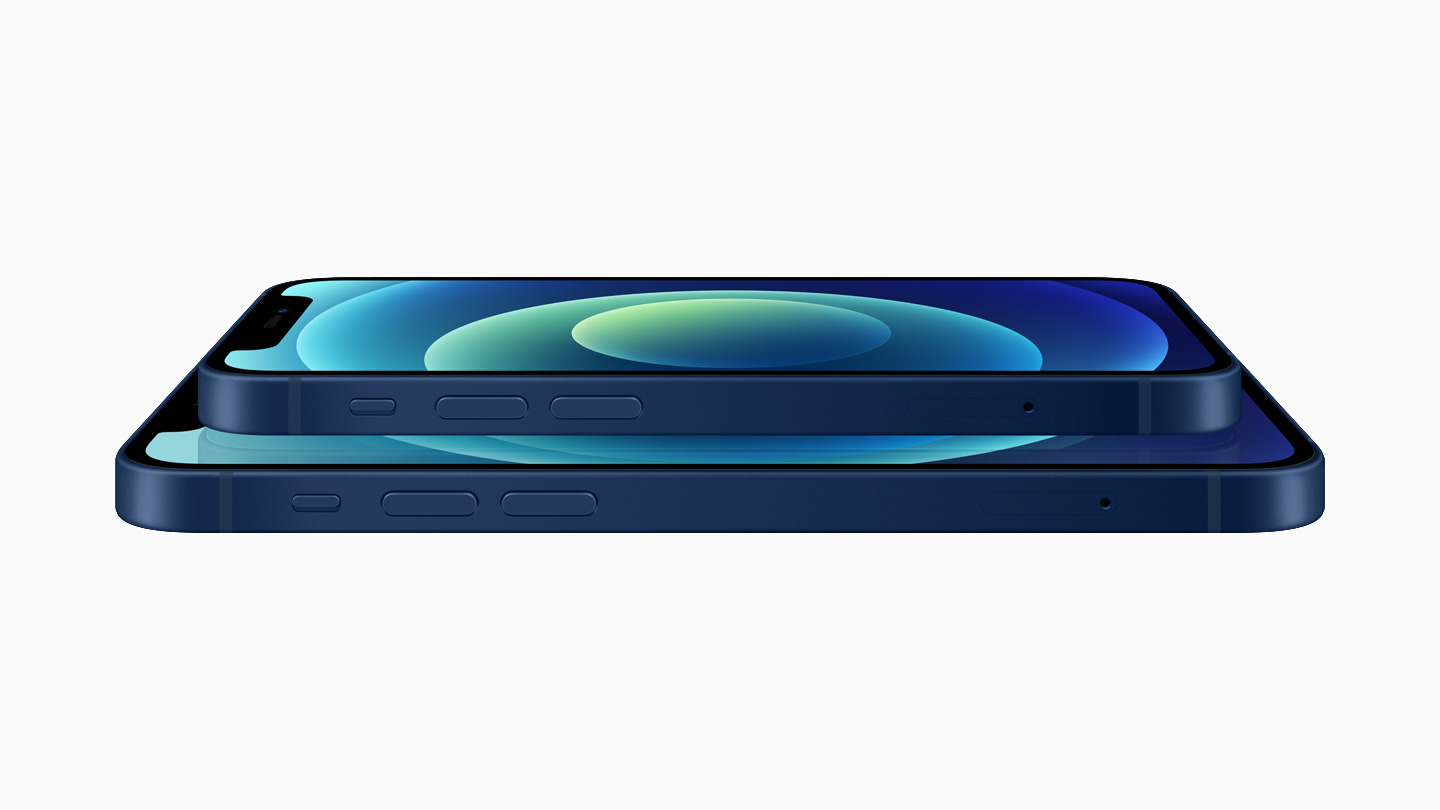 Une vue d’ensemble de l’iPhone 12 et de l’iPhone 12 mini avec la finition aluminium en bleu. 