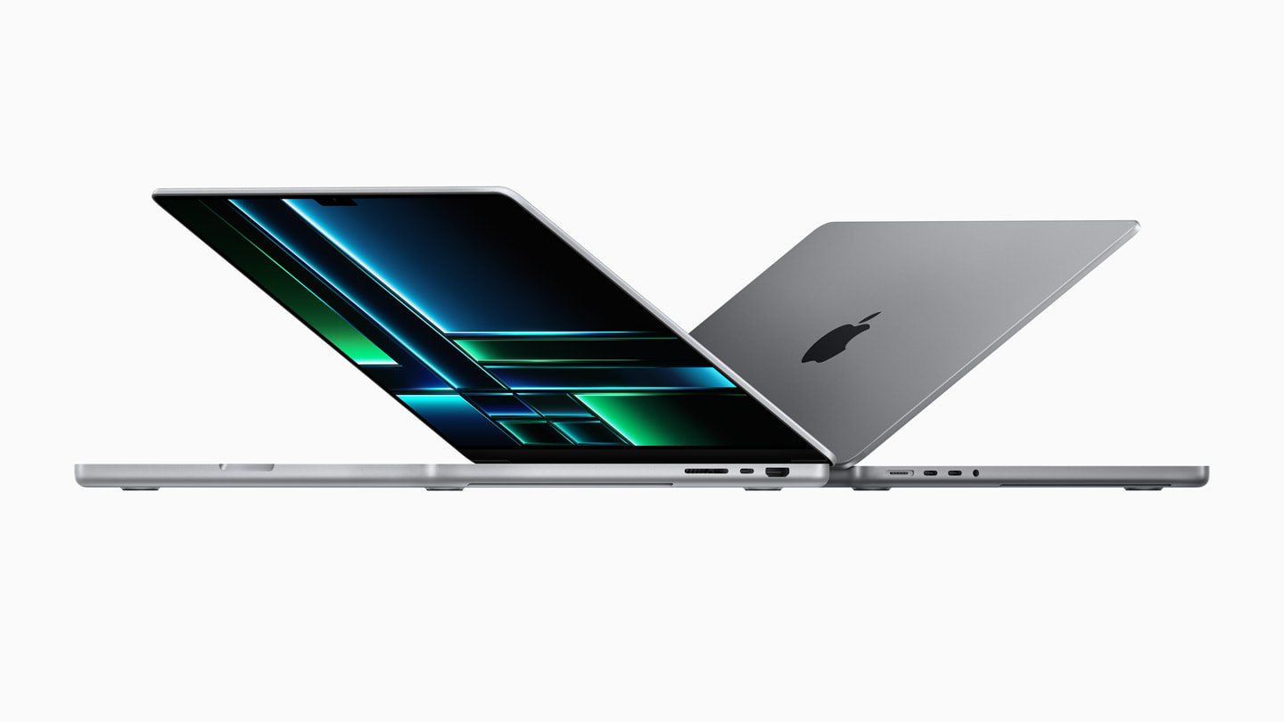 두 대의 MacBook Pro가 나란히 놓여있는 이미지.