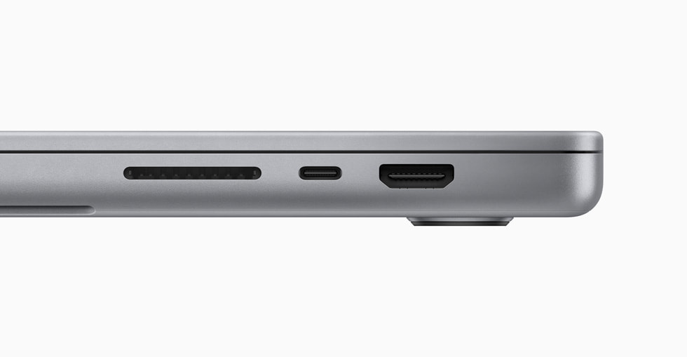 SDXC 카드 슬롯, Thunderbolt 4 포트, HDMI 포트를 보여주는 MacBook Pro.