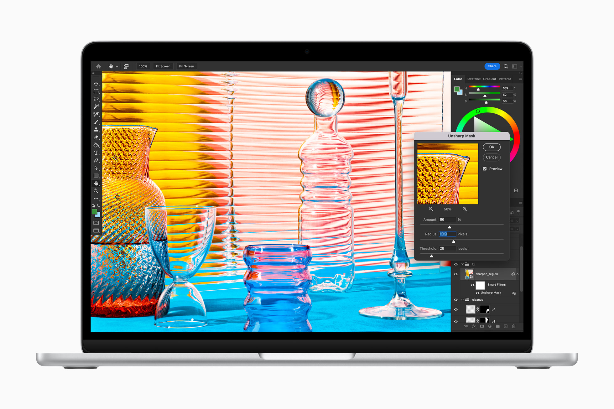 Επεξεργασία μιας εικόνας στο Adobe Photoshop στο MacBook Air στο Silver