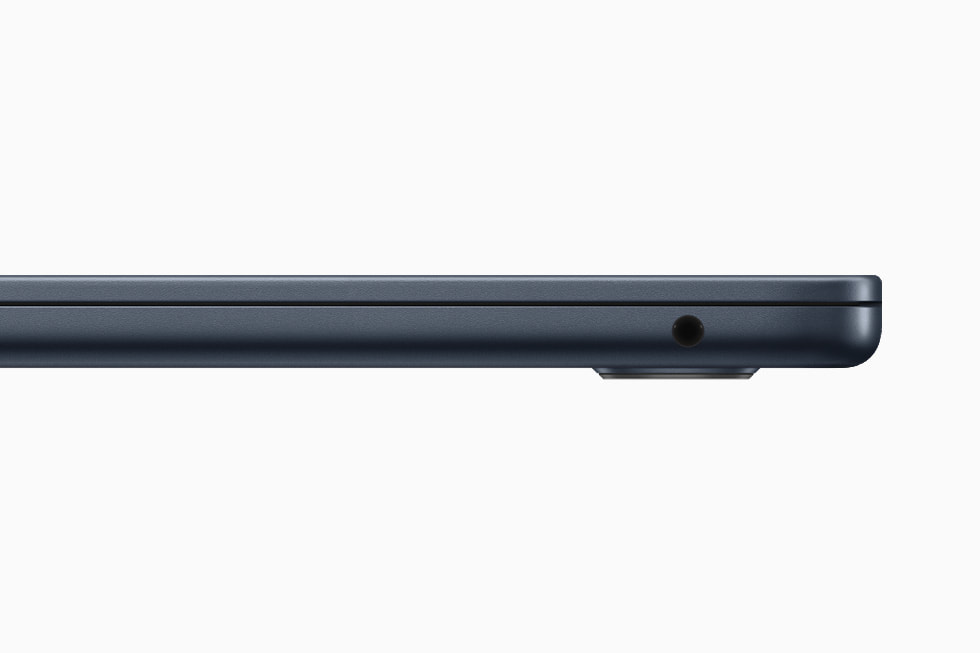 午夜暗色 MacBook Air 上 3.5 毫米耳筒插口的特寫。