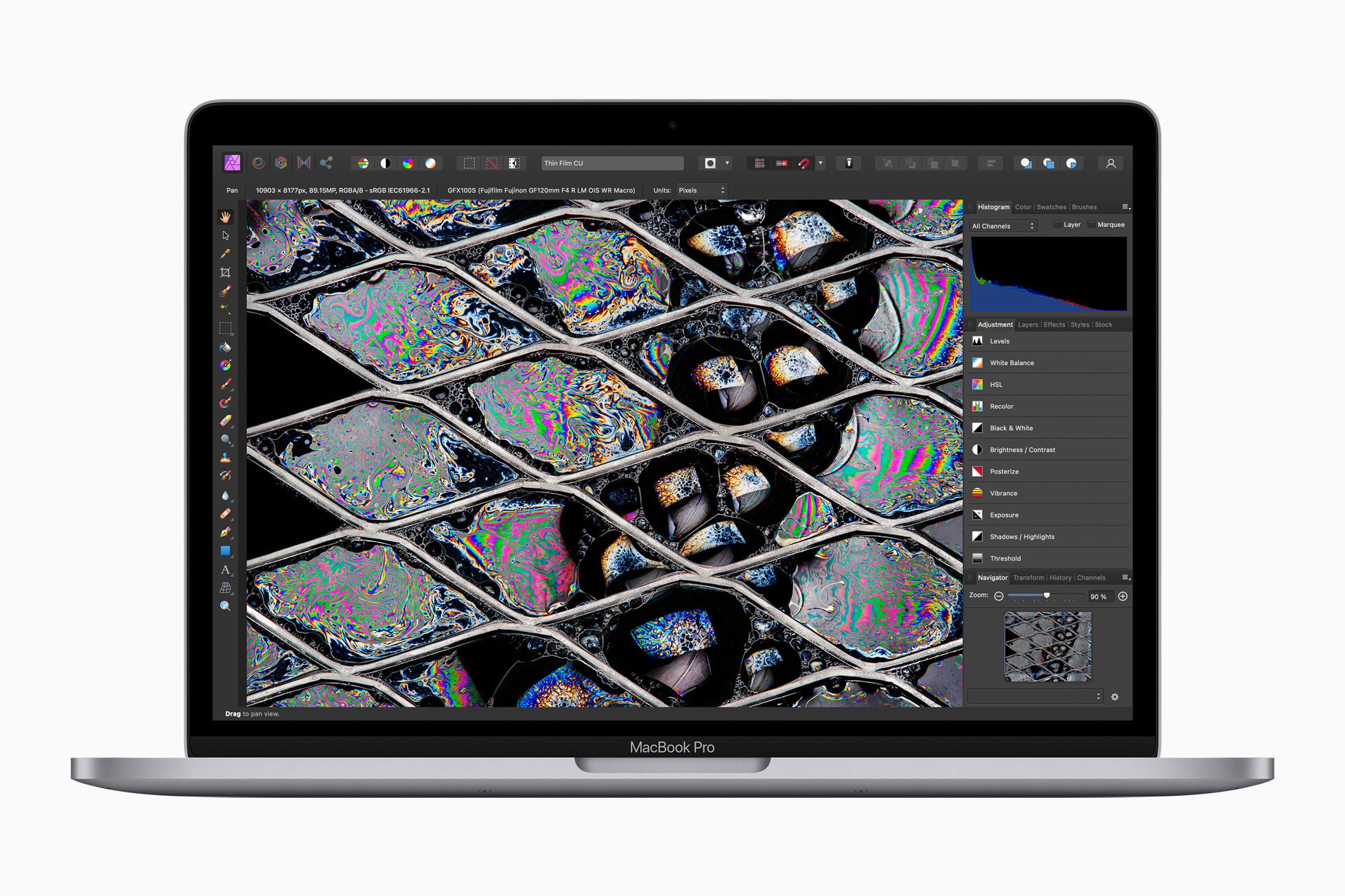 Το ενημερωμένο MacBook Pro στο Space Gray που εργάζεται με ακατέργαστες εικόνες στη φωτογραφία συγγένειας