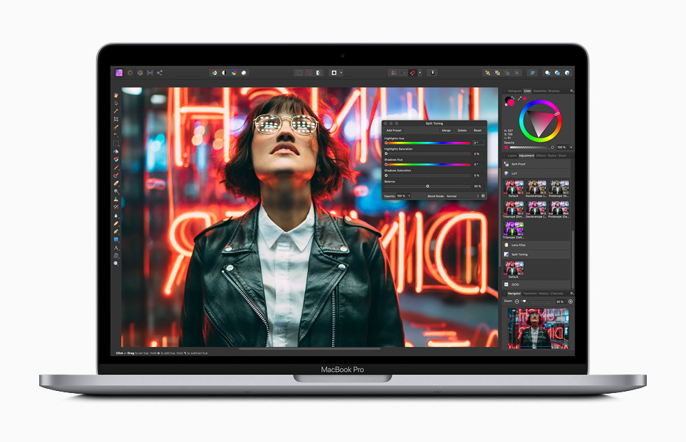 MacBook ProでPhotoshopの編集画面を表示している様子。