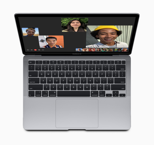 새로운 MacBook Air를 통한 그룹 FaceTime 통화.