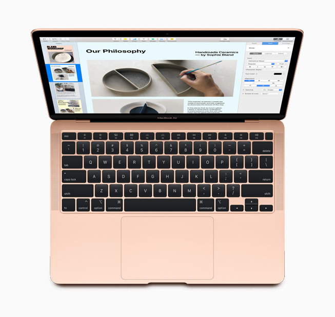 새로운 Magic Keyboard를 선보이는 MacBook Air.