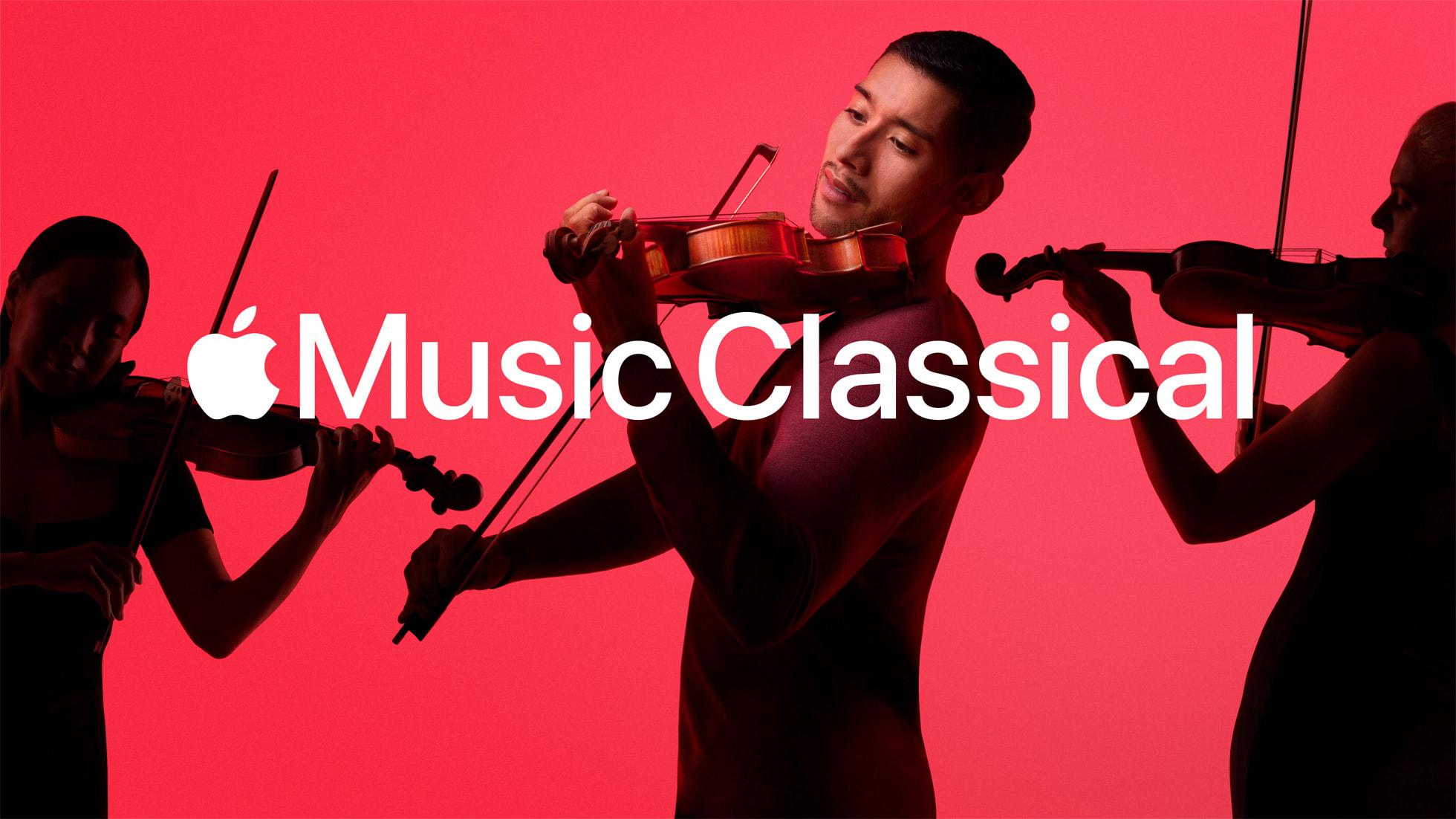 Foto av tre fiolinister på en rød bakgrunn der Apple Music Classical App -logoen vises