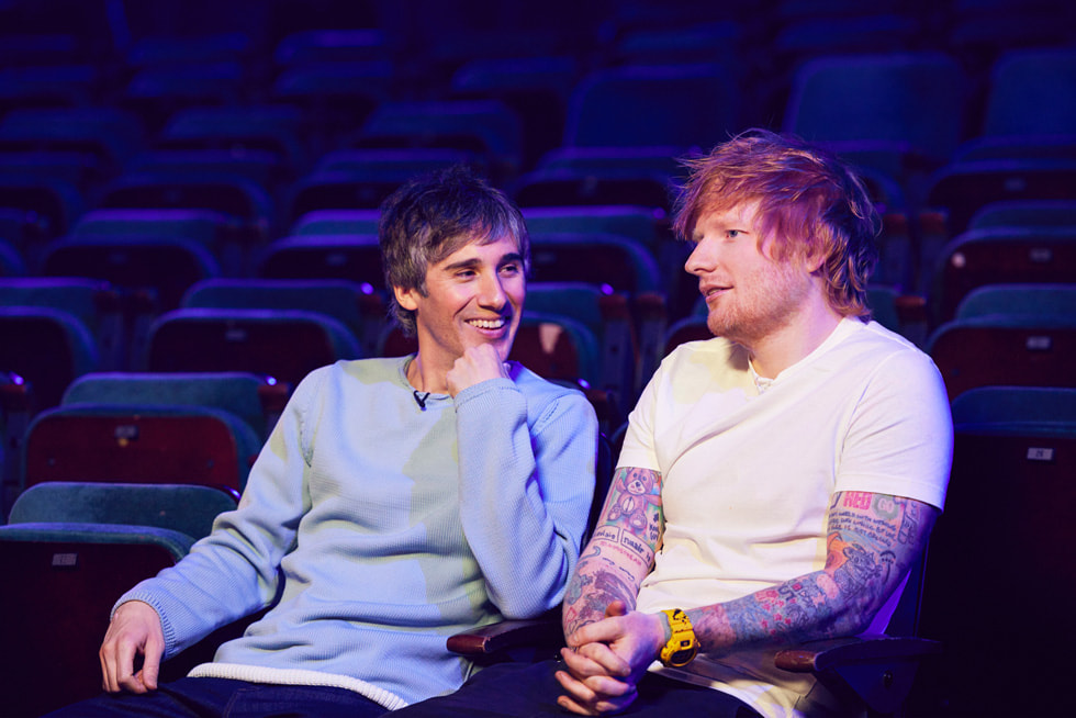 Singer-songwriter Ed Sheeran ses sammen med Apple Music 1-værten Matt Wilkinson.
