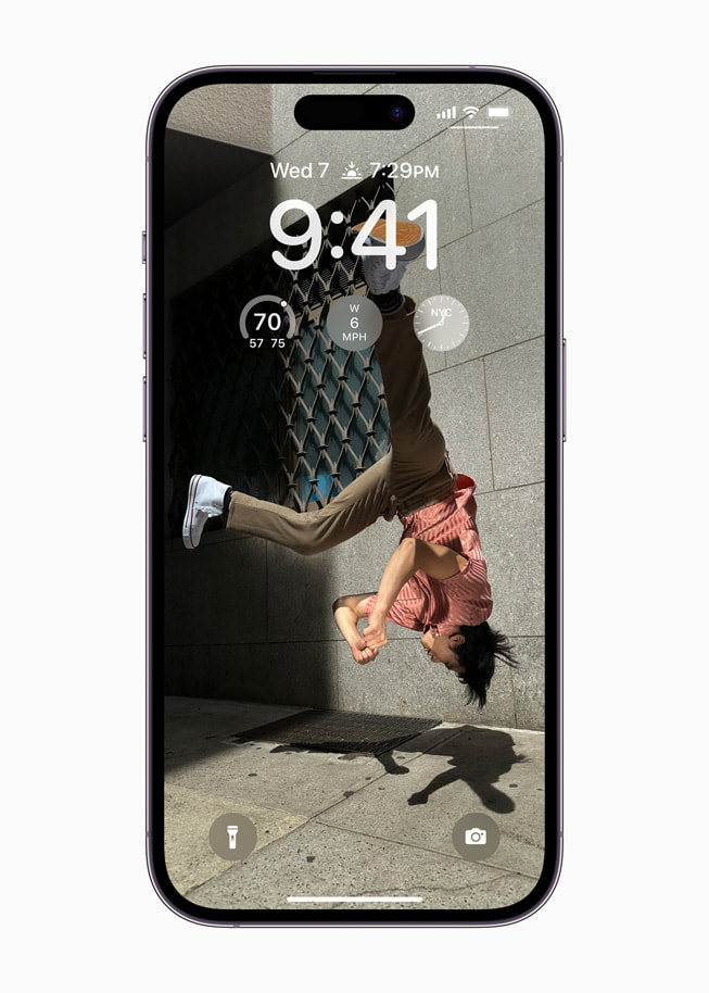 Imagen que muestra la pantalla bloqueada personalizada con widgets de iOS 16 en un iPhone 14 Pro.