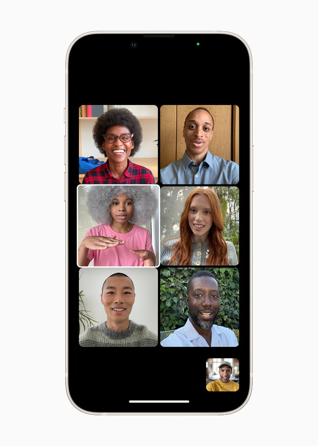iPhone 展示 iOS 15 的群組 FaceTime，用相同大小的方格顯示各通話成員。