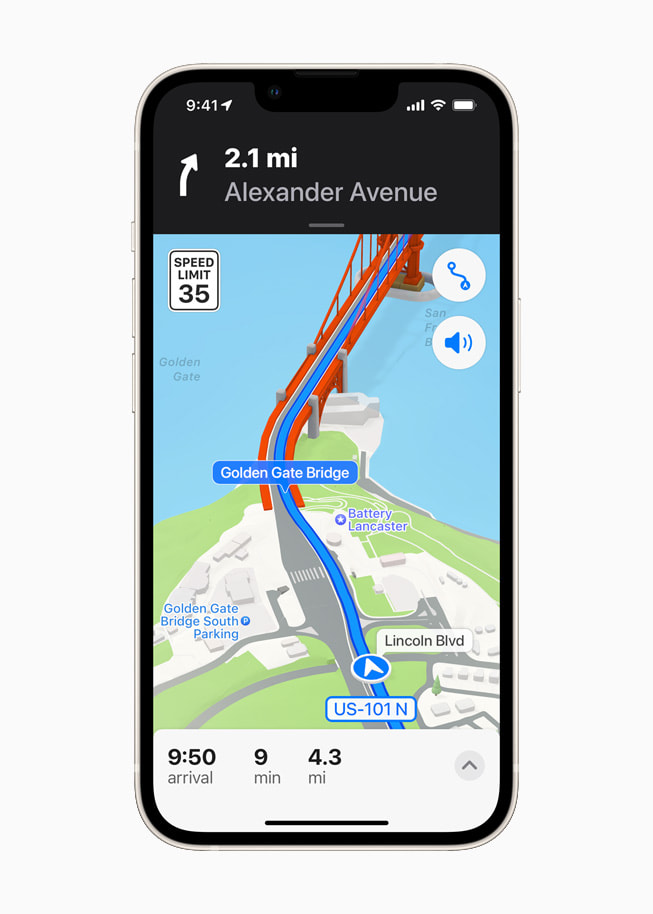 星光色 iPhone 13 上，展現 iOS 15 中「地圖」app 的舊金山 3D 城市導航。