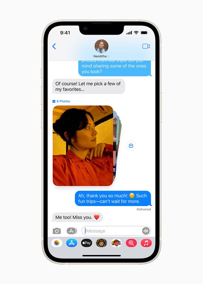 iOS 15 的「與你分享」功能在星光色 iPhone 13 分享「訊息」中的照片。