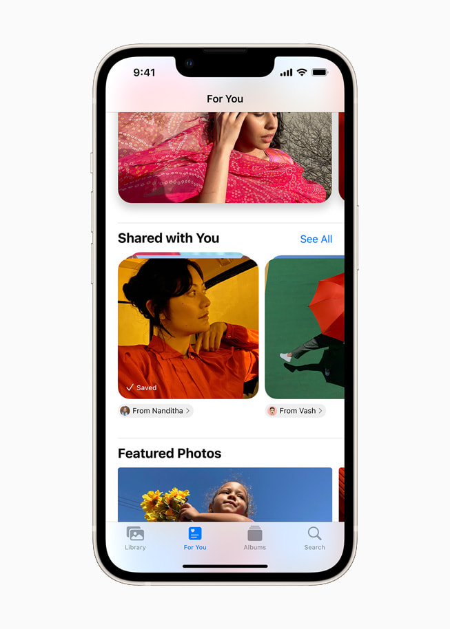 iOS 15 新增的「與你分享」區塊於「照片」app 中，顯示於星光色 iPhone 13。