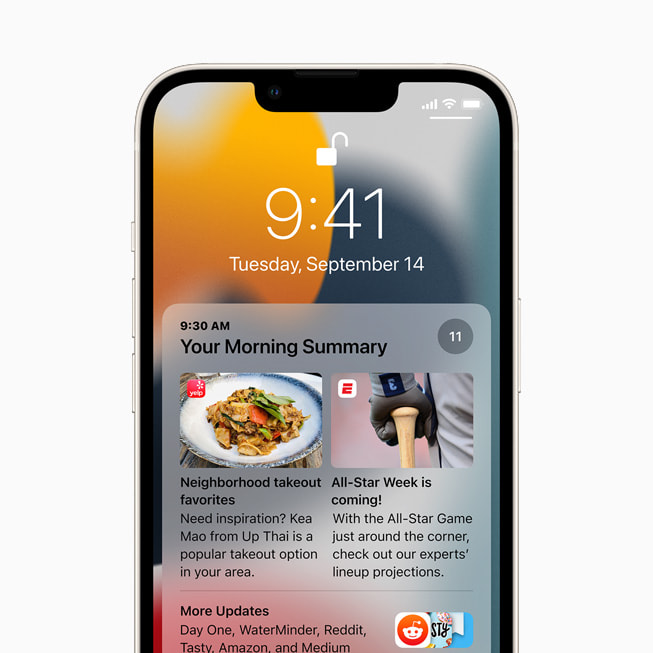 iOS 15 的通知摘要，顯示於星光色 iPhone 13 的鎖定畫面上。