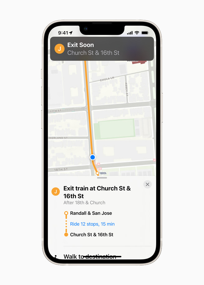 星光色 iPhone 13 上，展現 iOS 15 中「地圖」app 的升級大眾運輸體驗。