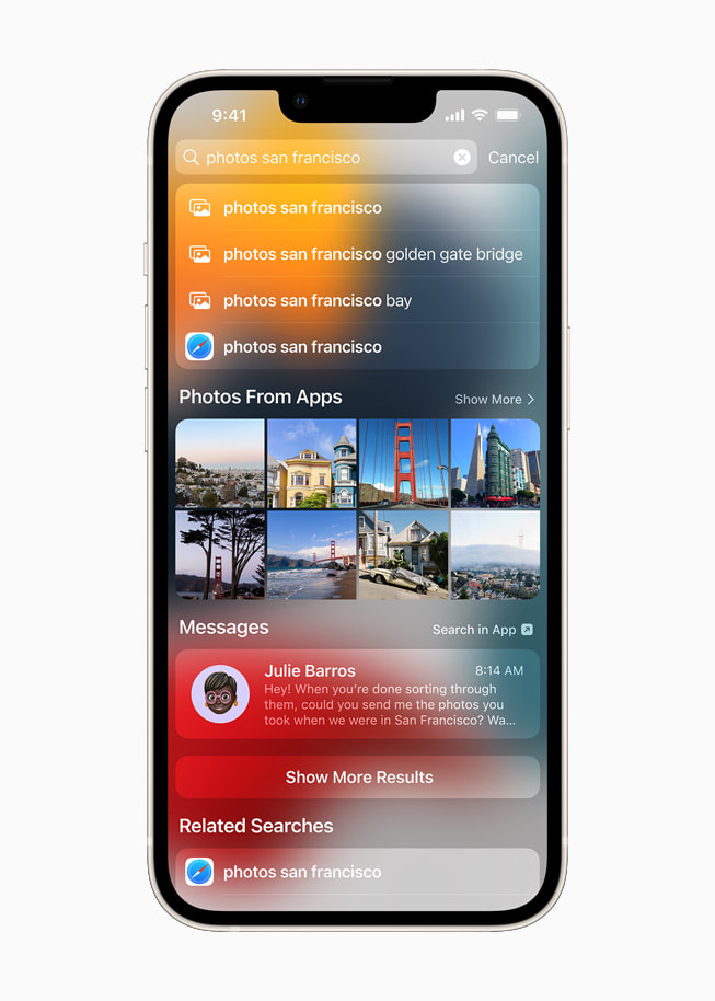星光色 iPhone 13 上，iOS 15 的 Spotlight 以地點搜尋照片。