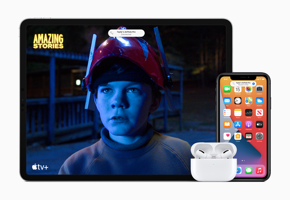iPhone 11 Pro 及 iPad Pro 在 Apple TV+ 顯示 Apple 原創節目《幻海奇談》，並使用 AirPods Pro 聆聽。