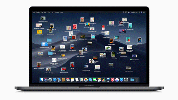 Piles en train de classer des fichiers sur le bureau d’un MacBook Pro.