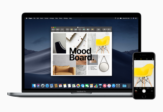 MacBook Pro avec l’app Keynote montrant une photo d’une chaise jaune prise avec un iPhone 8, juste à côté.