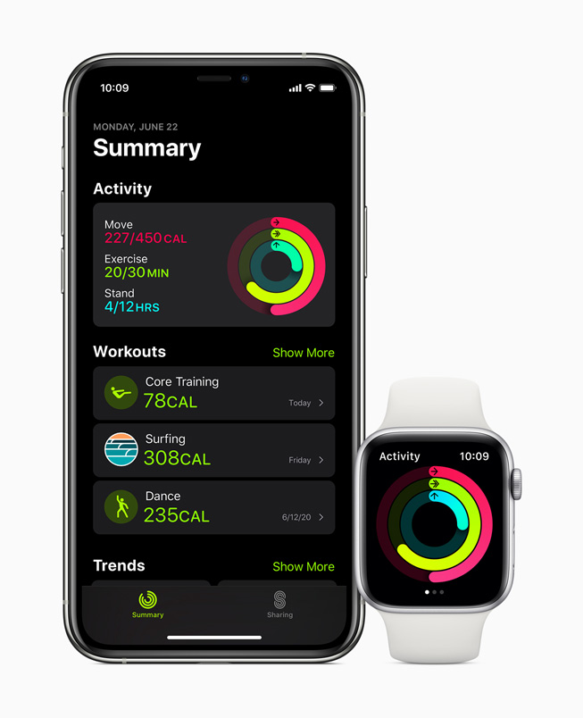 iPhone Pro 11とApple Watch Series5にアクティビティのデータが表示されている様子