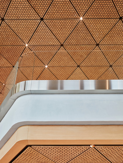 Close-up van het driehoekige houten plafond van Apple BKC.