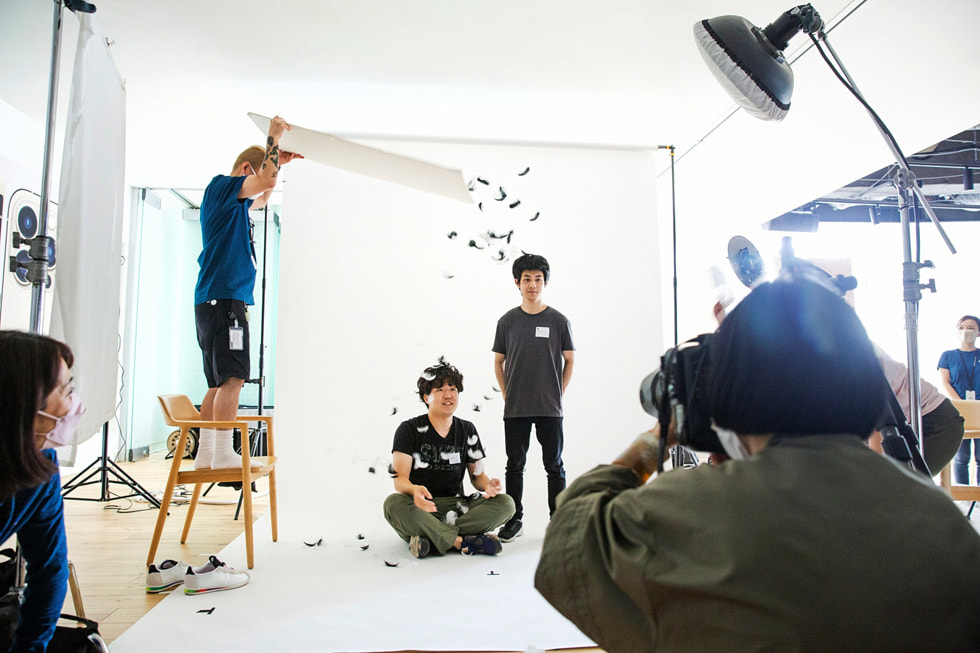 Un volontario Apple dà una mano durante uno shooting fotografico nell’ambito del programma Creative Studios a Tokyo.