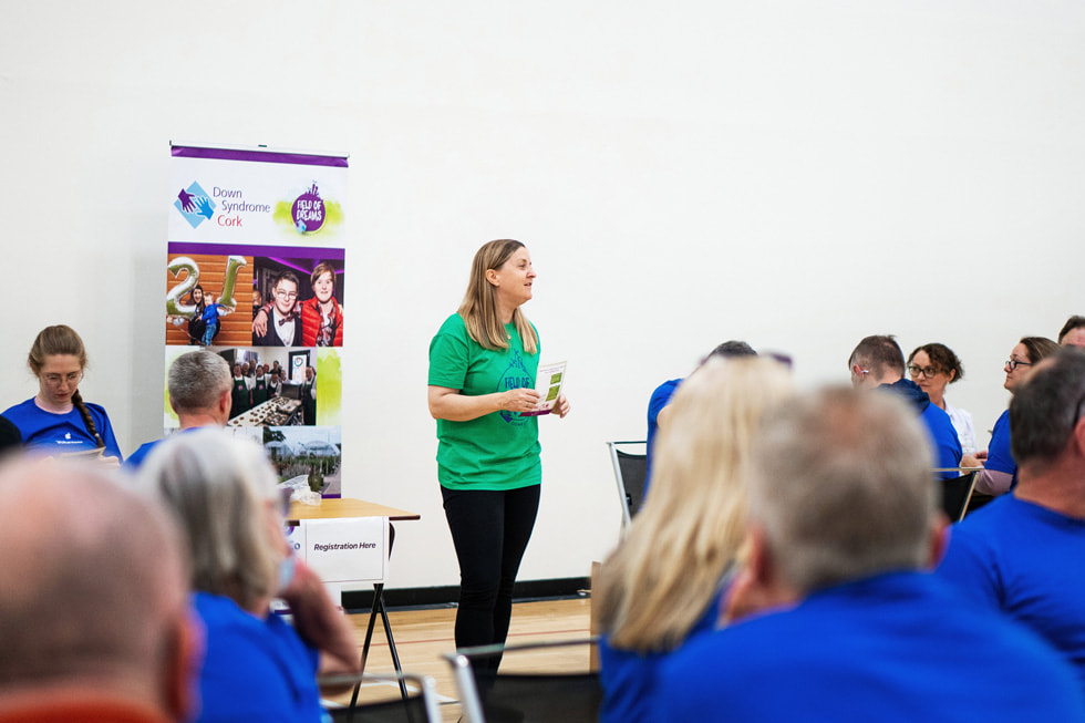 متطوع من Apple يتحدث أمام مجموعة من الأشخاص في منظمة Field of Dreams، كورك، أيرلندا.