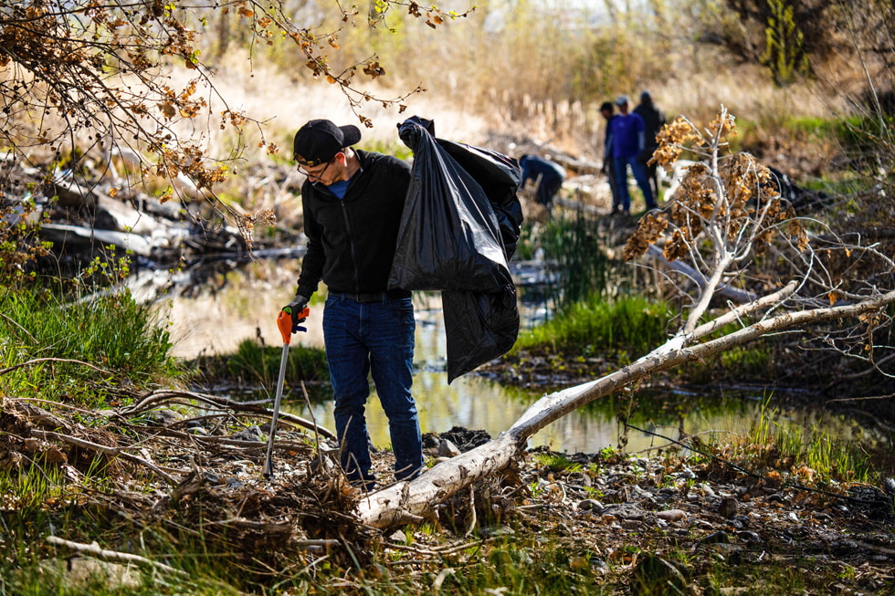 Apple 團隊成員投入志工服務，在河床撿拾垃圾。