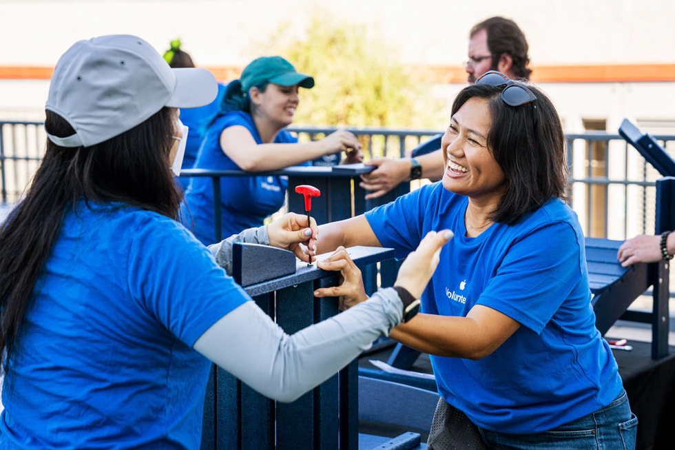 Les membres de l’équipe Apple travaillent bénévolement à Santa Clara, en Californie.