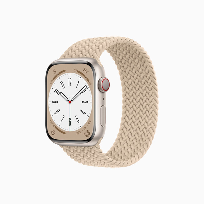 Apple Watch Series 8 mit Aluminiumgehäuse in Polarstern mit Geflochtenem Solo Loop in Beige.
