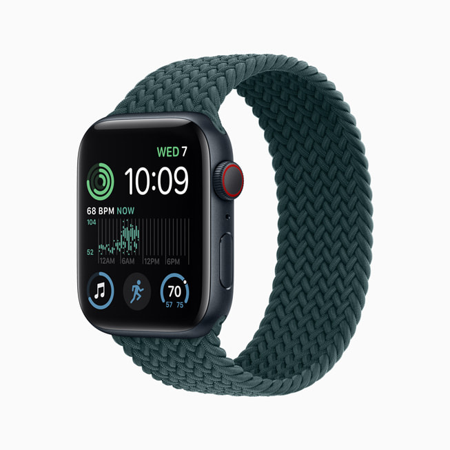 Apple Watch SE mới với vỏ nhôm màu đêm xanh thẳm. 
