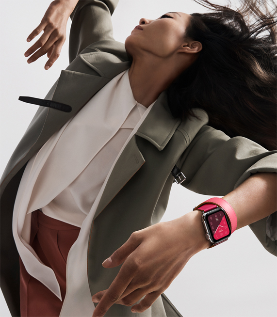 Mujer usando el nuevo Apple Watch Hermès, con una banda de colores contrastantes. 