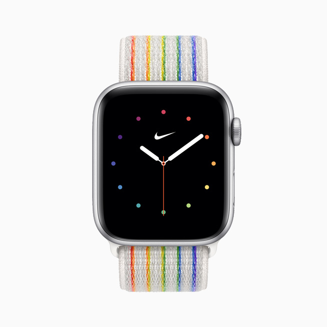 Apple Watch Nike için Pride Edition Örgü Solo Loop ve Pride kadranının önden görünümü.
