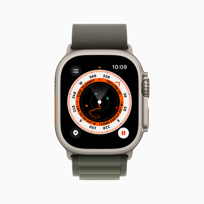 Apple Watch Ultra avec un bracelet Alpin vert, affichant l’app Boussole avec un point de cheminement marqué.