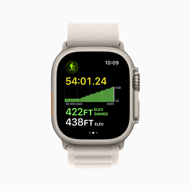 Apple Watch Ultra avec un bracelet Alpin couleur comète affichant l’altitude dans l’app Exercice.