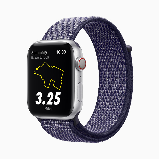 El Apple Watch Nike con correa deportiva azul marino.