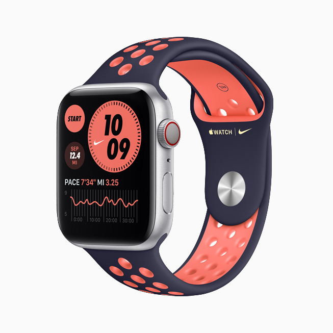 Apple Watch Nike مع حزام رياضي باللون البحري والبرتقالي.