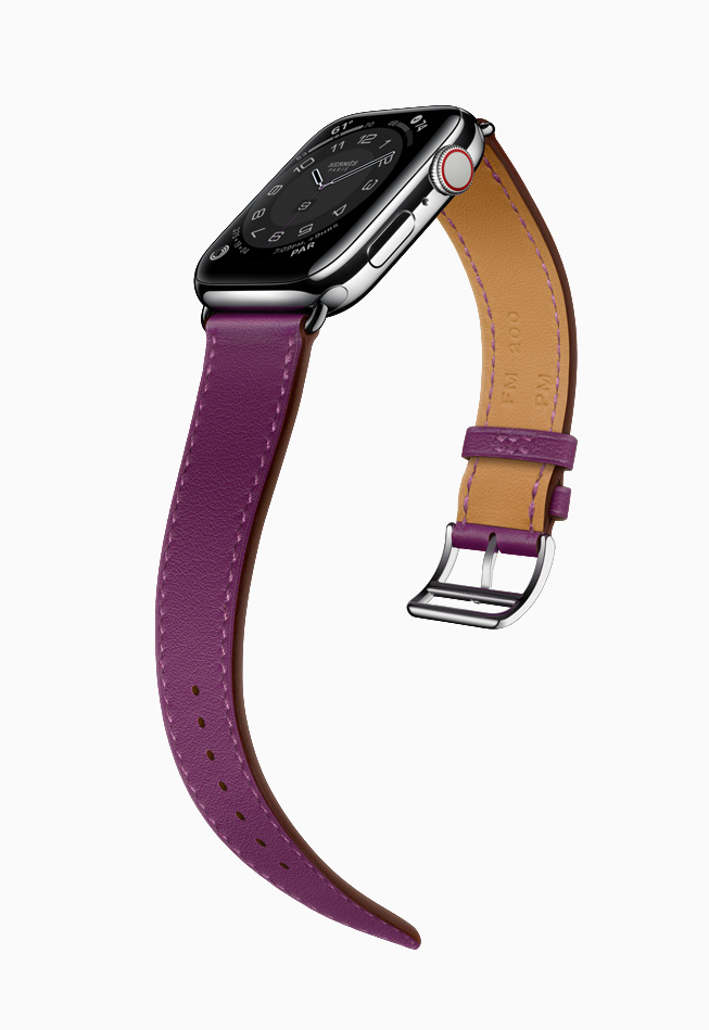 ساعة Apple Watch Hermès مع حزام بنفسجي فاتح.