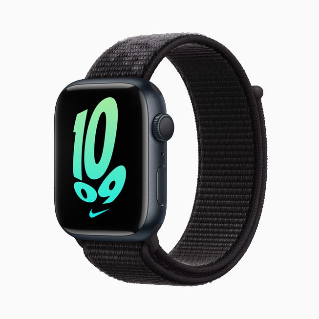 Apple Watch Series 7 siyah bir Nike kordonla gösteriliyor.