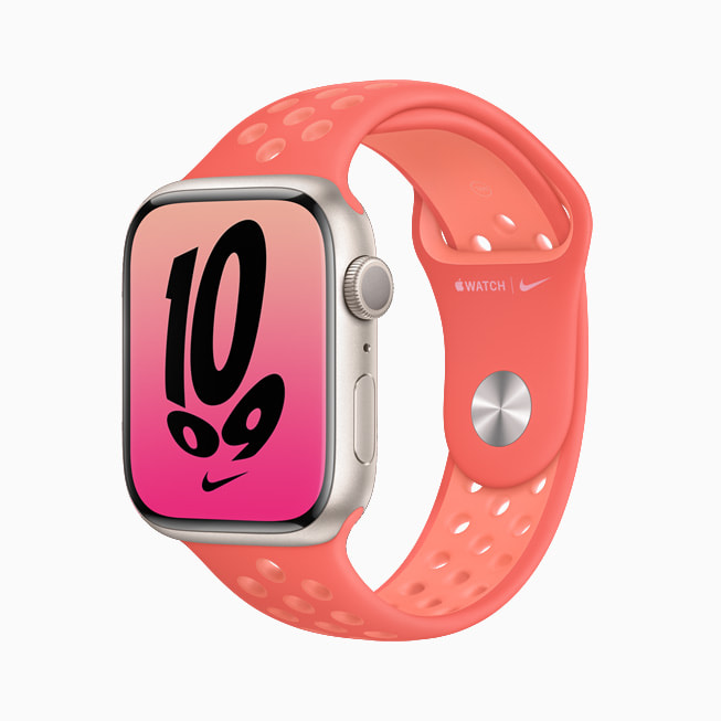Apple Watch Series 7 pembe bir Nike kordonla gösteriliyor.
