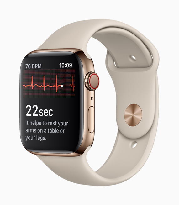 Apple Watch Series 4 en color oro muestra una lectura del electrocardiograma. 