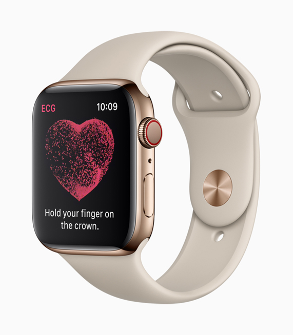 La pantalla de Apple Watch Series 4 mostrando al usuario cómo tomarse un electrocardiograma con la Corona Digital.  