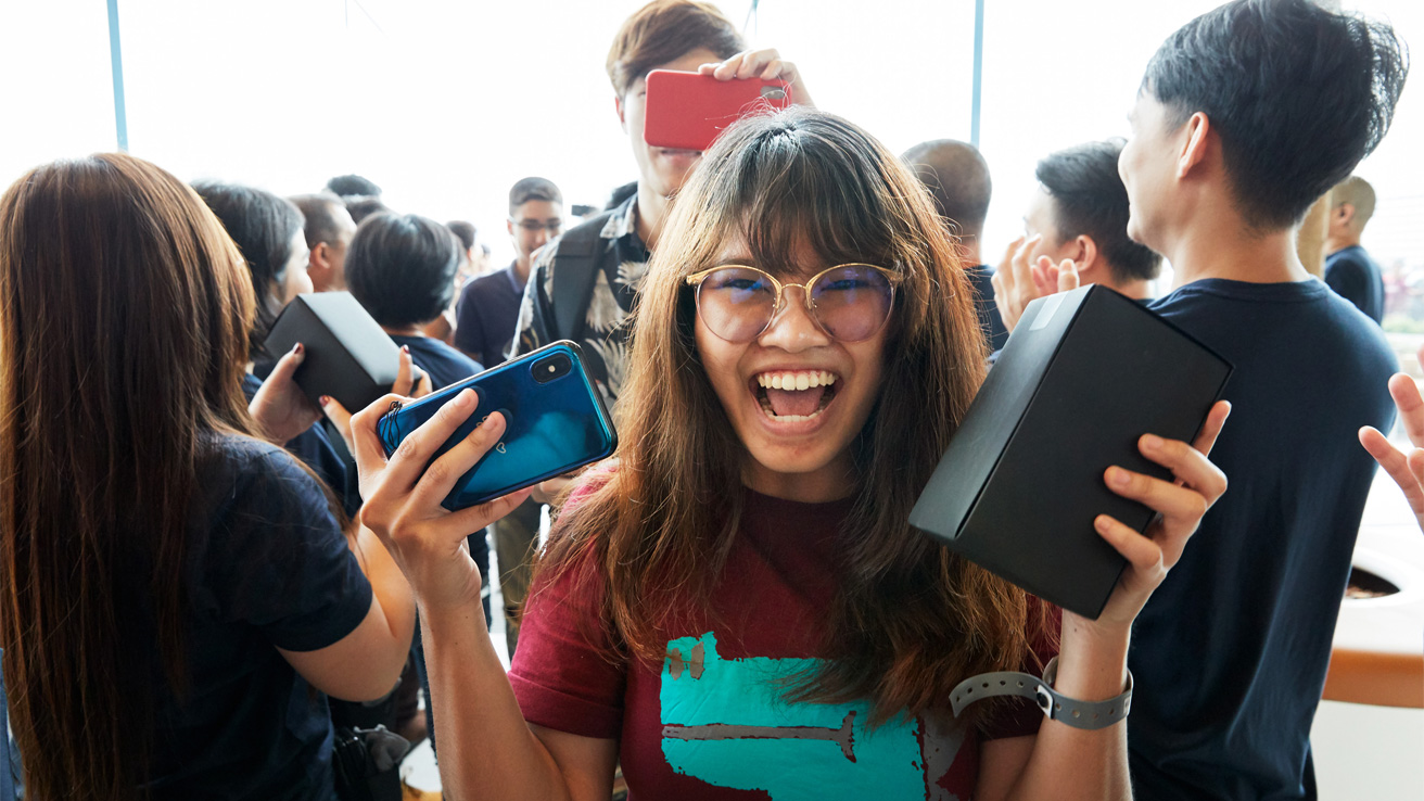 Apple Iconsiam opens in Bangkok - Apple