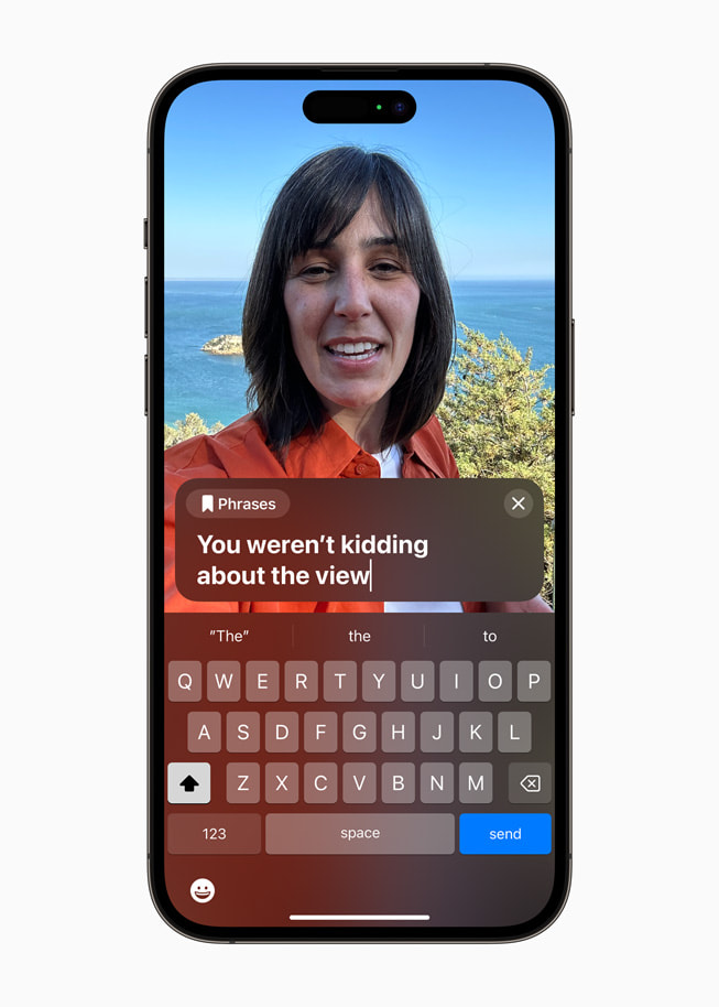 iPhone 14 Pro Max 上顯示 FaceTime 通話期間的「Live Speech」。