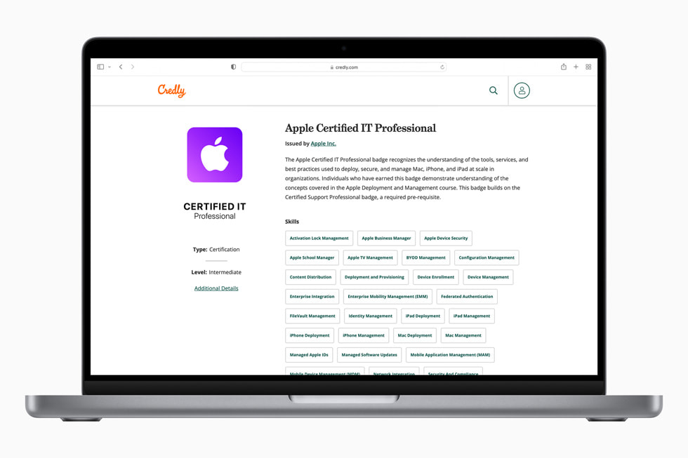 Se muestran las nuevas capacitaciones y certificaciones profesionales de Apple para los equipos de soporte y administración de TI en las pantallas de una MacBook y un iPhone.