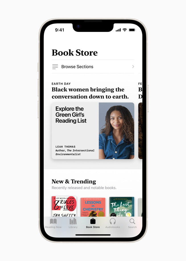 No Apple Books, uma coleção chamada “Explore the Green Girl’s Reading List”, selecionada pela autora Leah Thomas, é mostrada abaixo da chamada “Black women bringing the conversation down to earth”. 