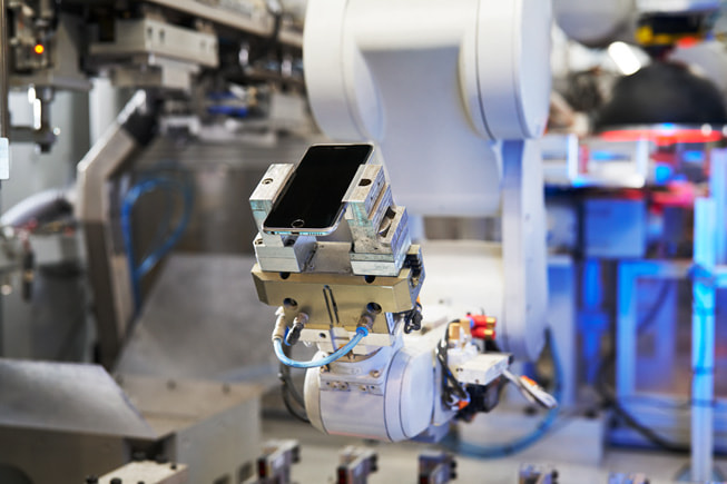 Teksas’ın Austin şehrindeki Malzeme Geri Kazanım laboratuvarında Apple’ın demontaj robotu Daisy görülüyor.