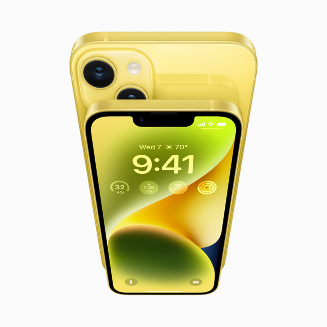 ภาพที่แสดง iPhone 14 และ iPhone 14 Plus สีเหลืองใหม่วางหันด้านหลังชนกัน