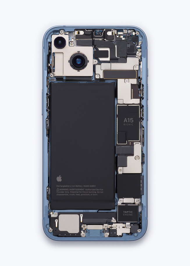 Ilustracja przedstawiająca podzespoły iPhone’a – w tym zaprojektowaną przez Apple baterię litowo-jonową – odzyskane przez Daisy, nowatorskiego robota demontującego opracowanego przez Apple. 
