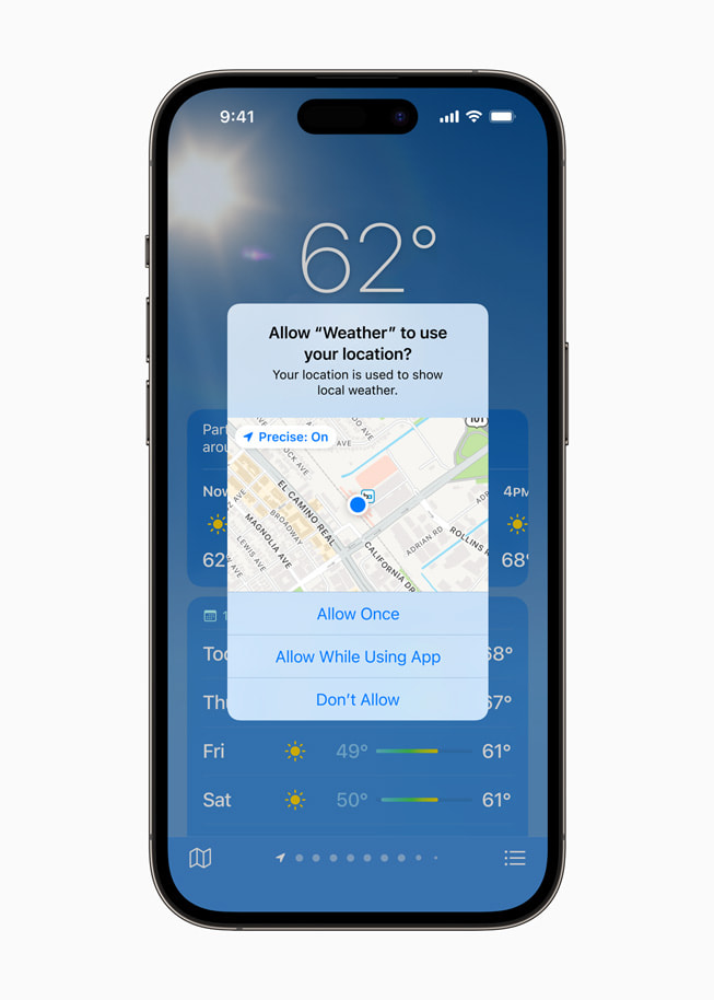 تنبيه لخدمات الموقع من تطبيق الطقس معروض على iPhone 14 Pro.