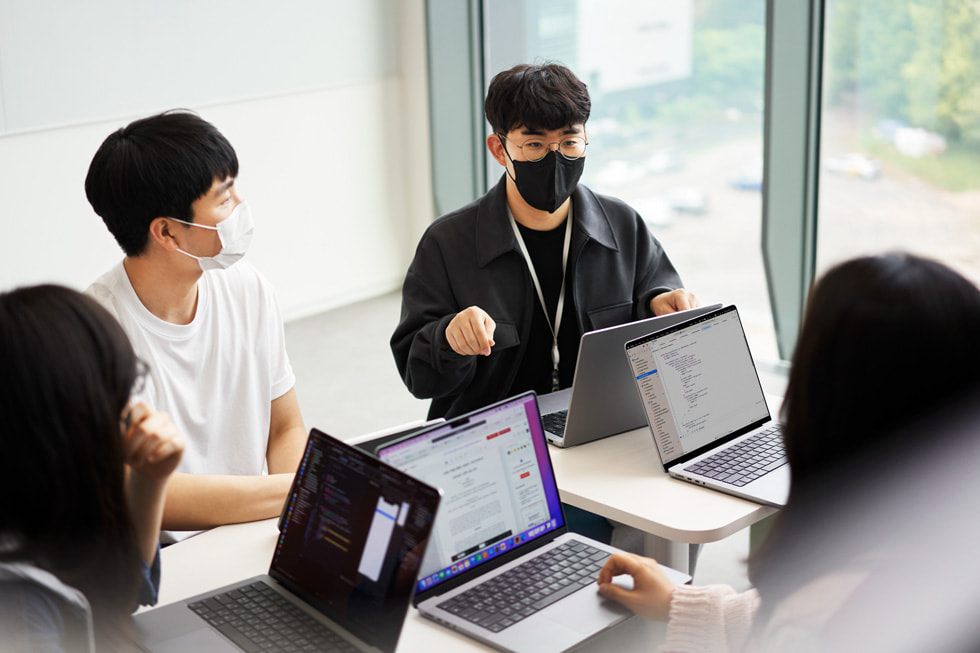 대한민국 포항시에 개소한 Apple Developer Academy에서 학생들이 MacBook을 활용하고 있는 모습.